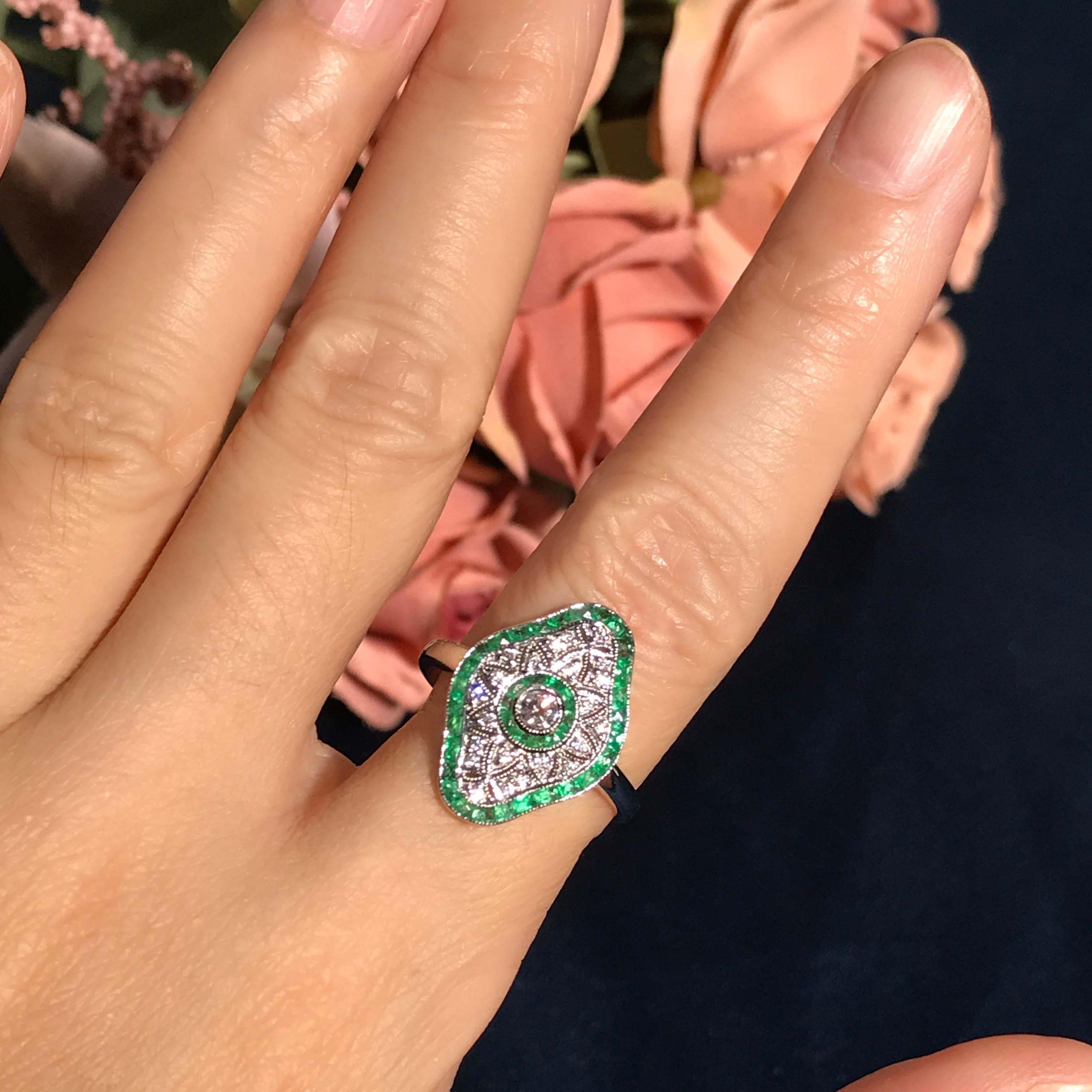 Bague en or blanc avec diamant et émeraude verte d'inspiration Art Deco en vente 2
