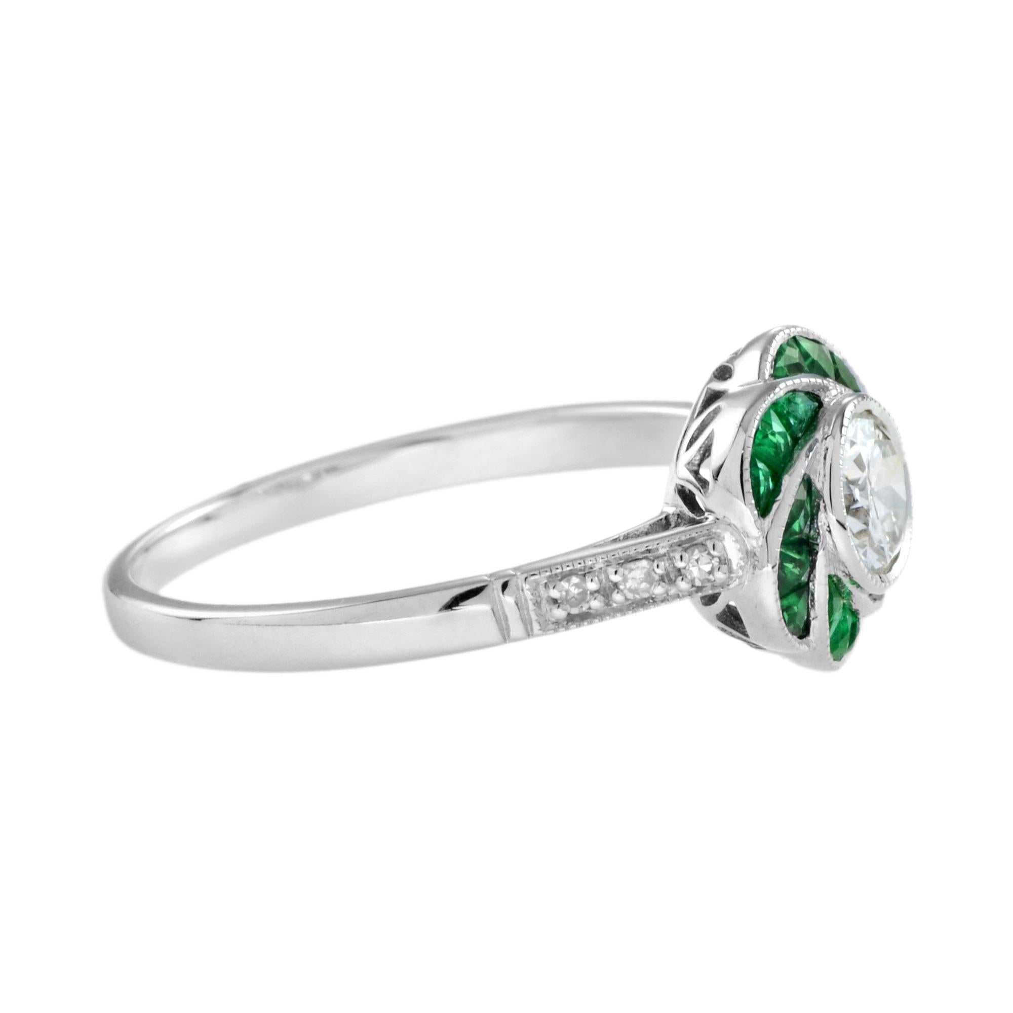 Arte e raffinatezza si fondono in un anello a fiore con diamante e smeraldo dell'epoca Art Deco. L'anello presenta un diamante centrale di forma rotonda in una montatura a castone, circondato da uno smeraldo taglio francese per i suoi petali. I