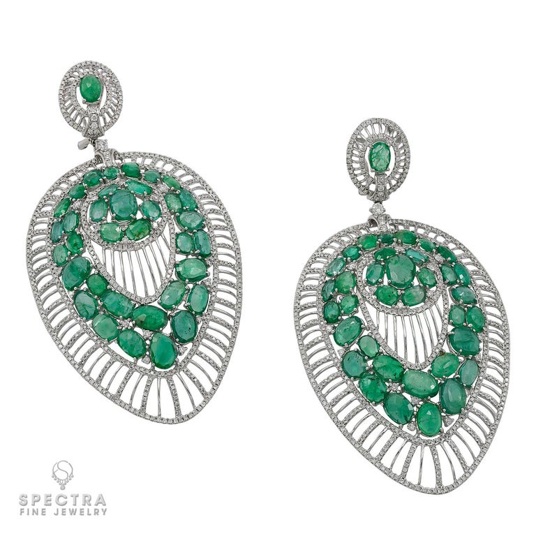 Diamond Green Emerald Chandelier Earrings In New Condition For Sale In New York, NY