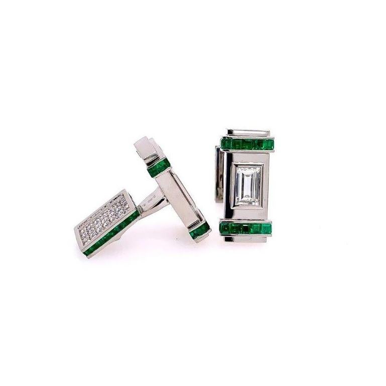Diamond and Green Emerald Cufflinks In Excellent Condition For Sale In New York, NY