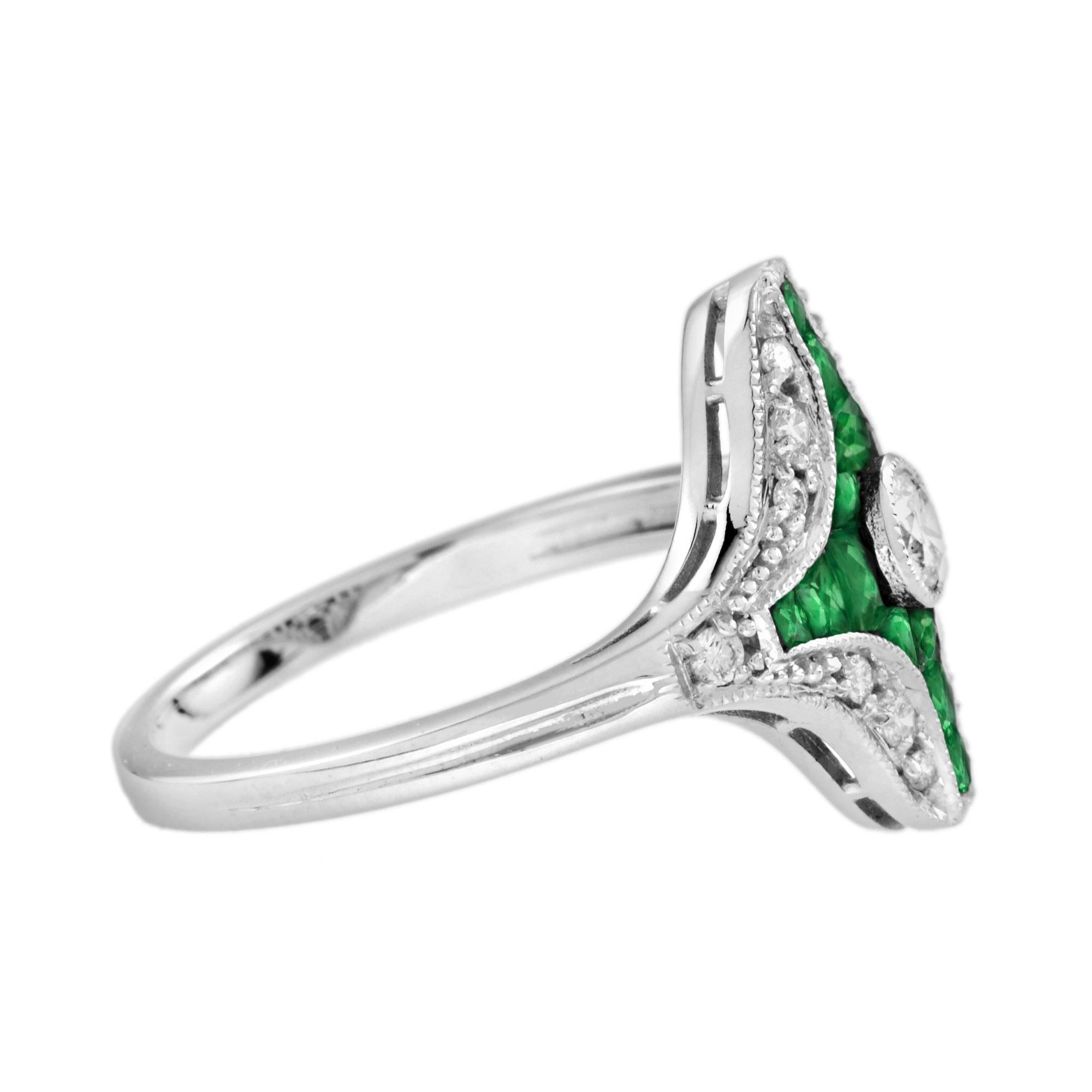 D'inspiration Art déco, avec au centre un diamant rond de taille brillant de couleur H et de pureté SI. En outre, il y a seize Emeraude de coupe française. La bague est également ornée d'un diamant supplémentaire de 15 carat. C'est un excellent
