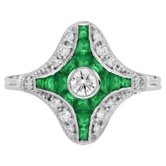 Bague en or blanc unique avec diamant et émeraude verte de taille fantaisie de style Art Deco