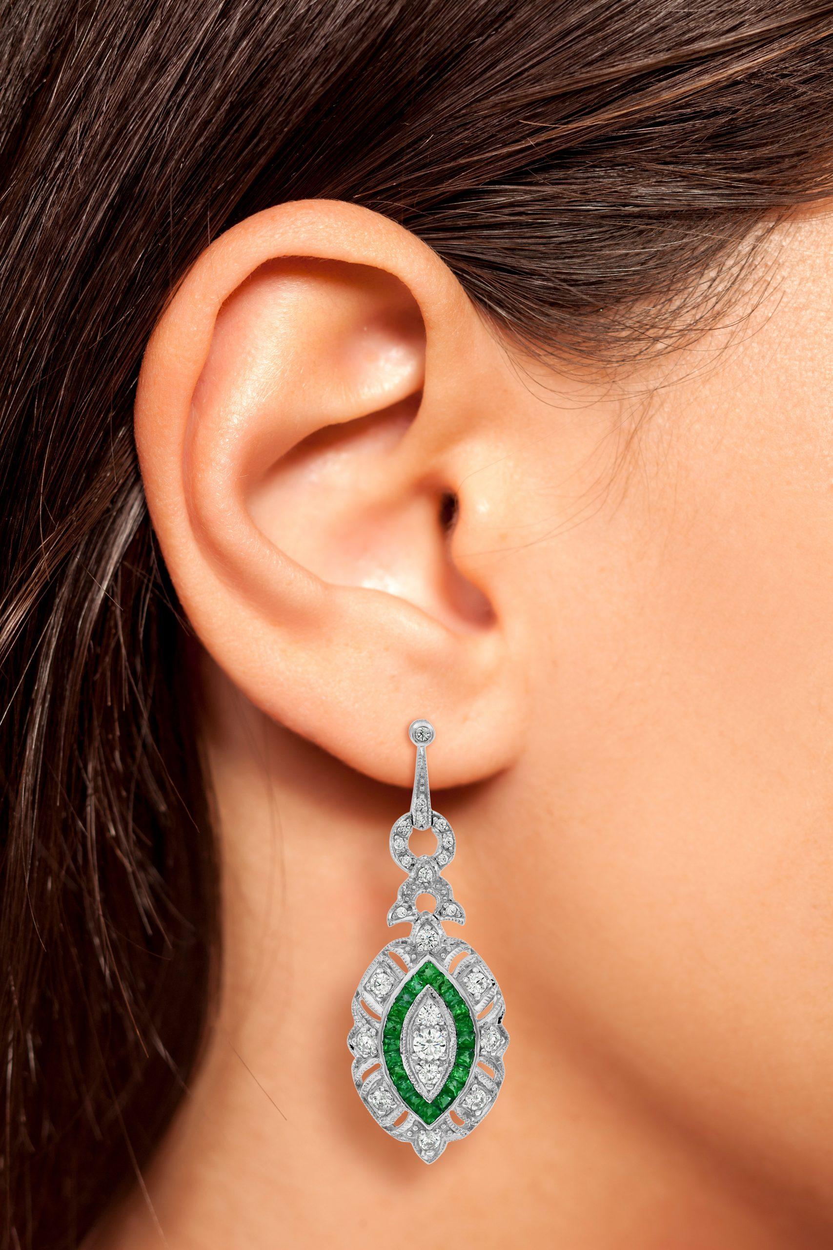 Orecchini d'oro con diamante e smeraldo verde aureolato in stile Art Déco a forma di marquise In condizioni Nuovo in vendita a Oakton, VA