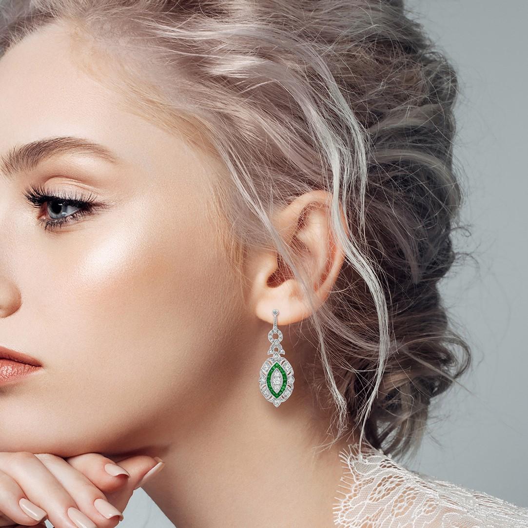Donna Orecchini d'oro con diamante e smeraldo verde aureolato in stile Art Déco a forma di marquise in vendita