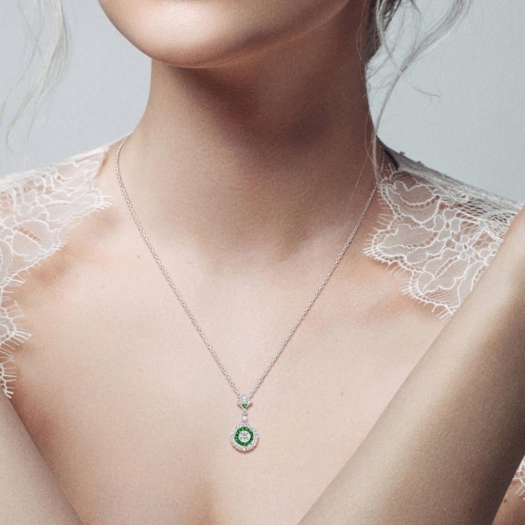 Taille ronde Diamond & Green Emerald Wavy Trim Art Deco Style Halo Set 14K White Gold Pendant en vente
