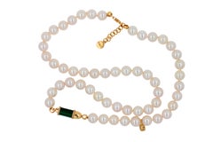 Collana con catena di perle dei mari del sud in oro con diamanti, malachite verde e pavé di razzo