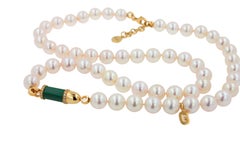Collier de perles des mers du Sud avec diamants, malachite verte et pavés en or.