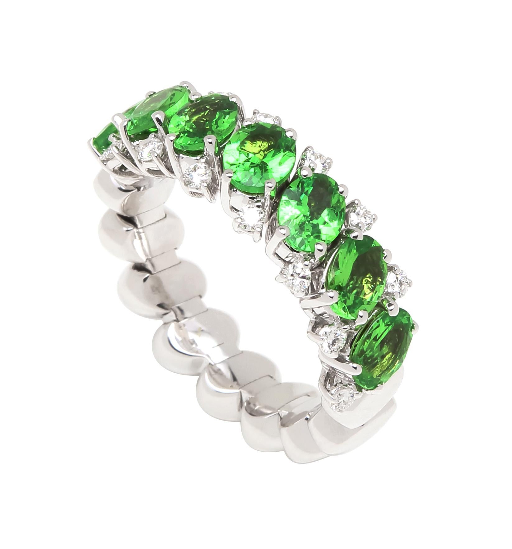 Bague d'éternité unique en or blanc 18 carats avec grenat vert et tsavorite et diamants