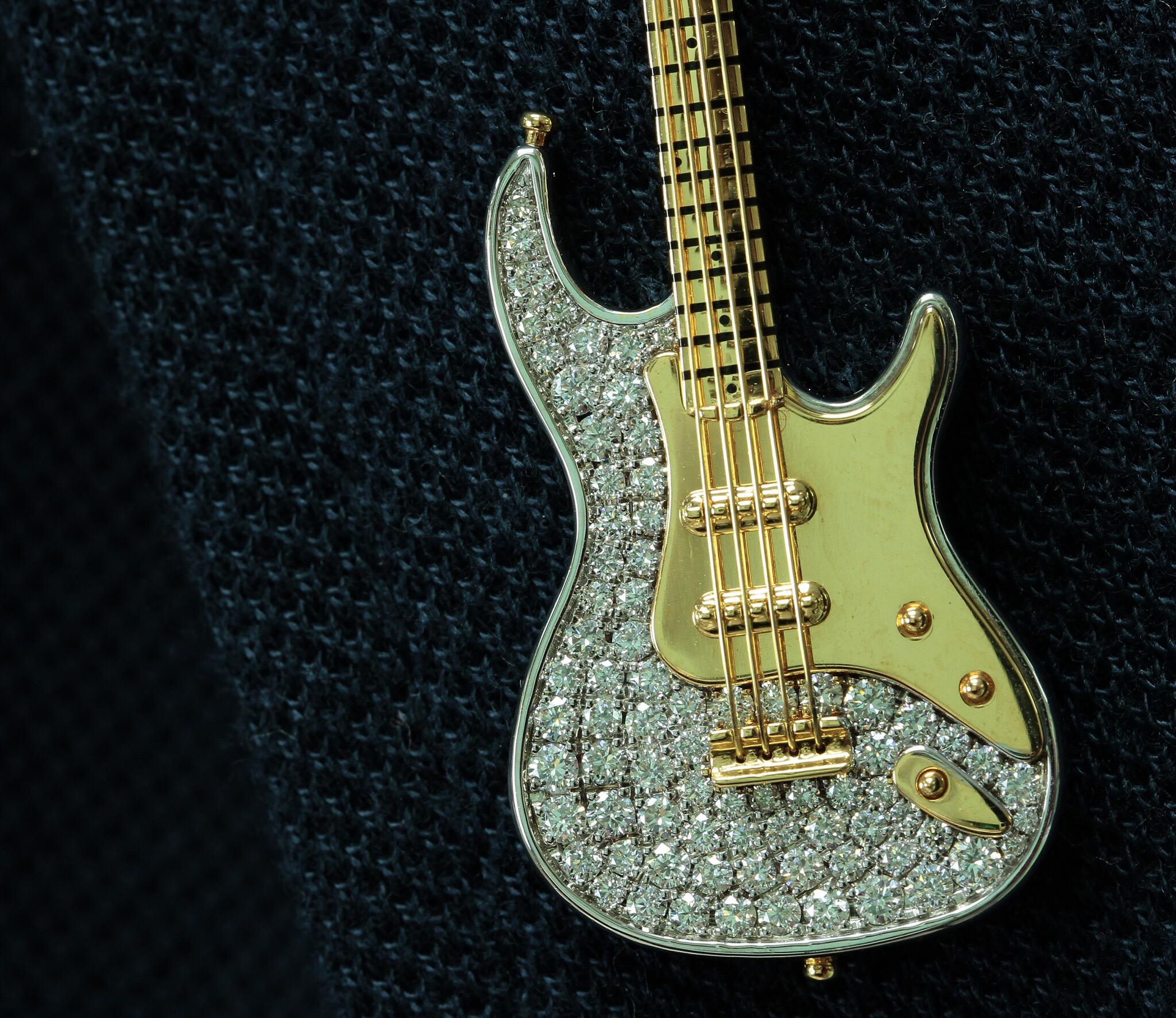 Diamant-Gitarre 18 Karat Gelb- und Weißgold Brosche (Rundschliff) im Angebot