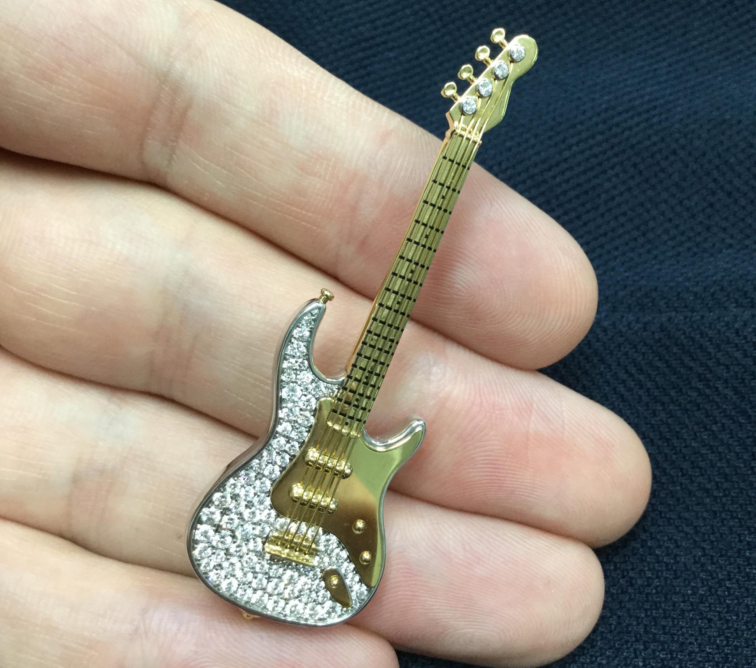 Diamant-Gitarre 18 Karat Gelb- und Weißgold Brosche im Zustand „Neu“ im Angebot in Bangkok, TH