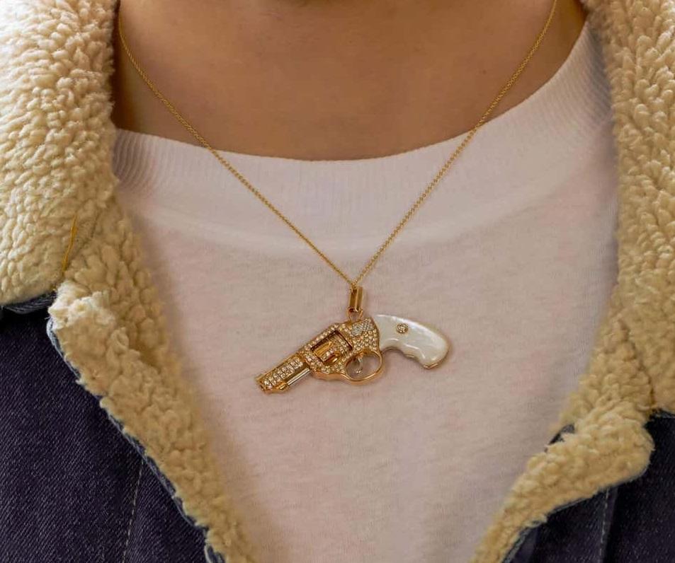Moderne Collier pendentif Gun Revolver en or blanc 18 carats avec diamants et malachite verte en vente