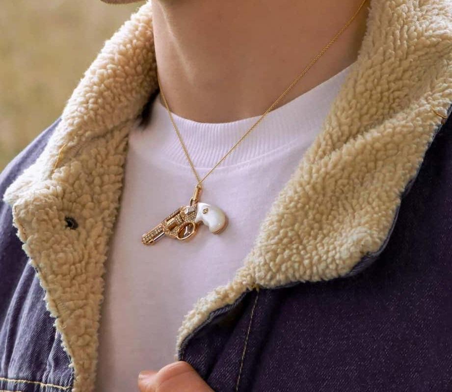 Collier pendentif Gun Revolver en or blanc 18 carats avec diamants et malachite verte Neuf - En vente à Oakton, VA