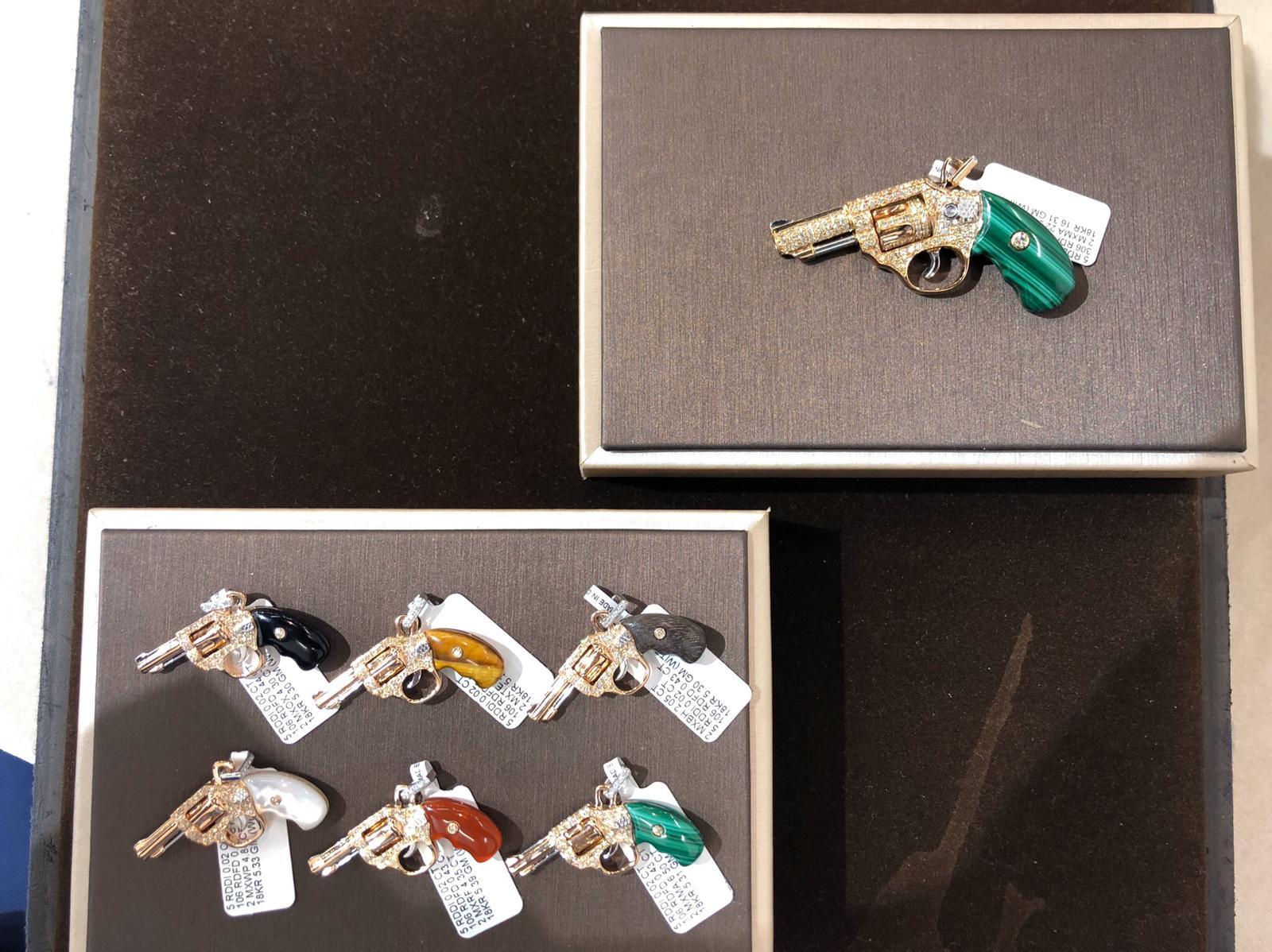 Taille mixte Collier pendentif Gun Revolver en or blanc 18 carats avec diamants et malachite verte en vente