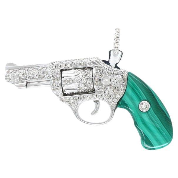 Collier pendentif Gun Revolver en or blanc 18 carats avec diamants et malachite verte