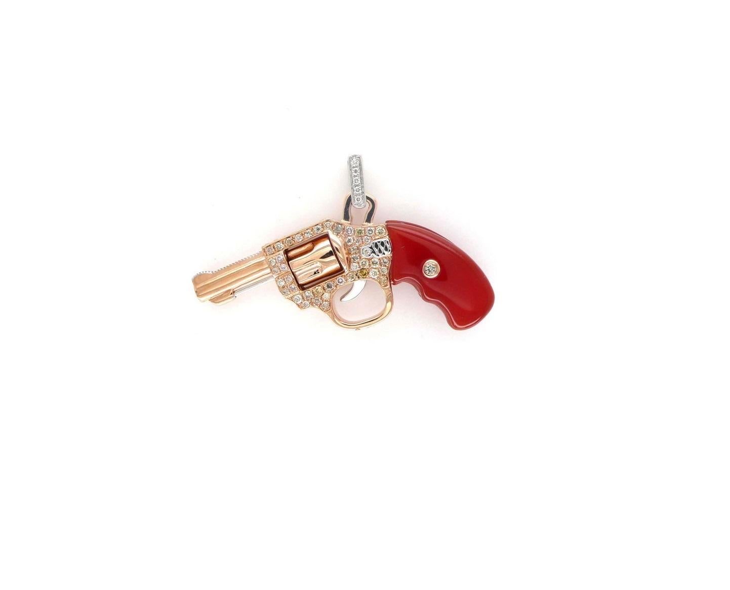 Moderne Collier pendentif Gun Revolver en or rose 18 carats avec diamants et cornaline rouge en vente