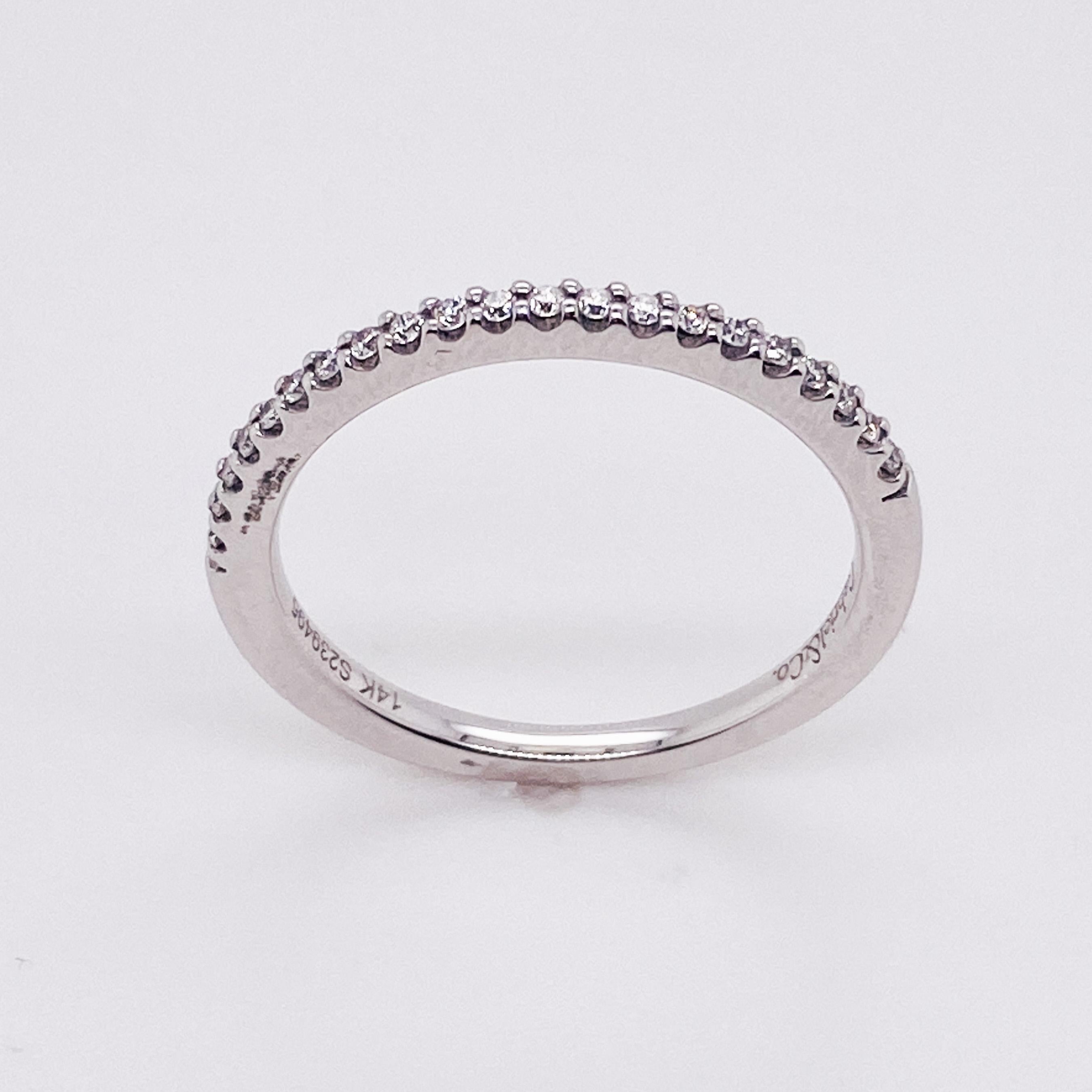 in vendita:  Fascia a mezza eternità con diamante in oro bianco 14k da 0,13 carati con diamante rotondo impilabile 2
