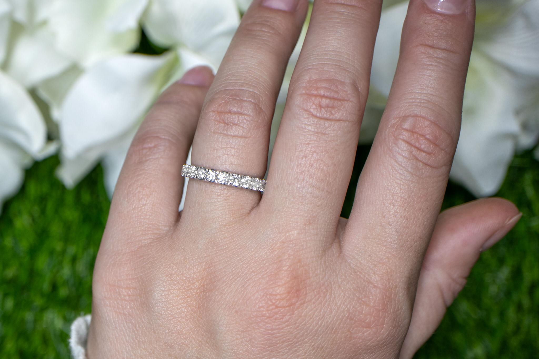 Diamant-Halber Eternity-Ring 18K Weißgold mit Diamanten im Zustand „Hervorragend“ im Angebot in Laguna Niguel, CA