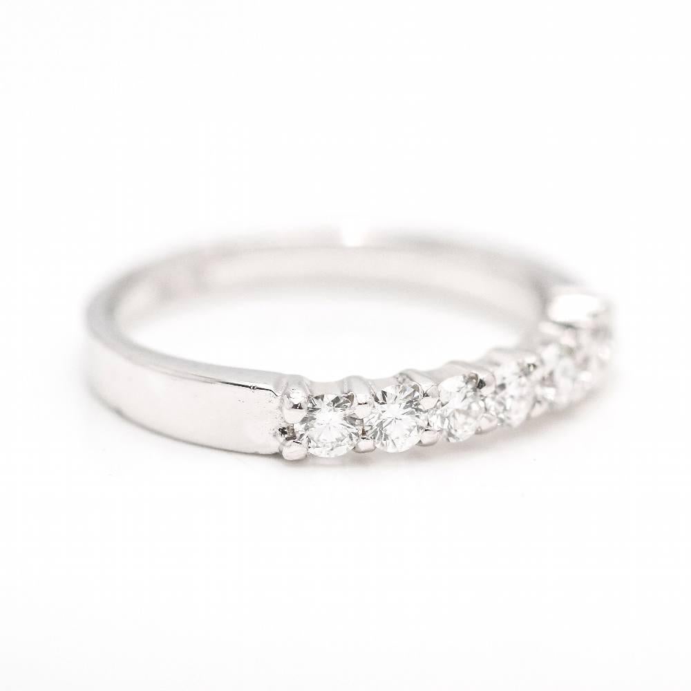 Anillo de oro blanco con diamantes para mujer  7x Diamantes talla brillante con un peso total de 0,52 cts en calidad G/VS  Talla 15 Oro Blanco 18kt  3.30 gramos  Nuevo  Referencia: D363104CG
