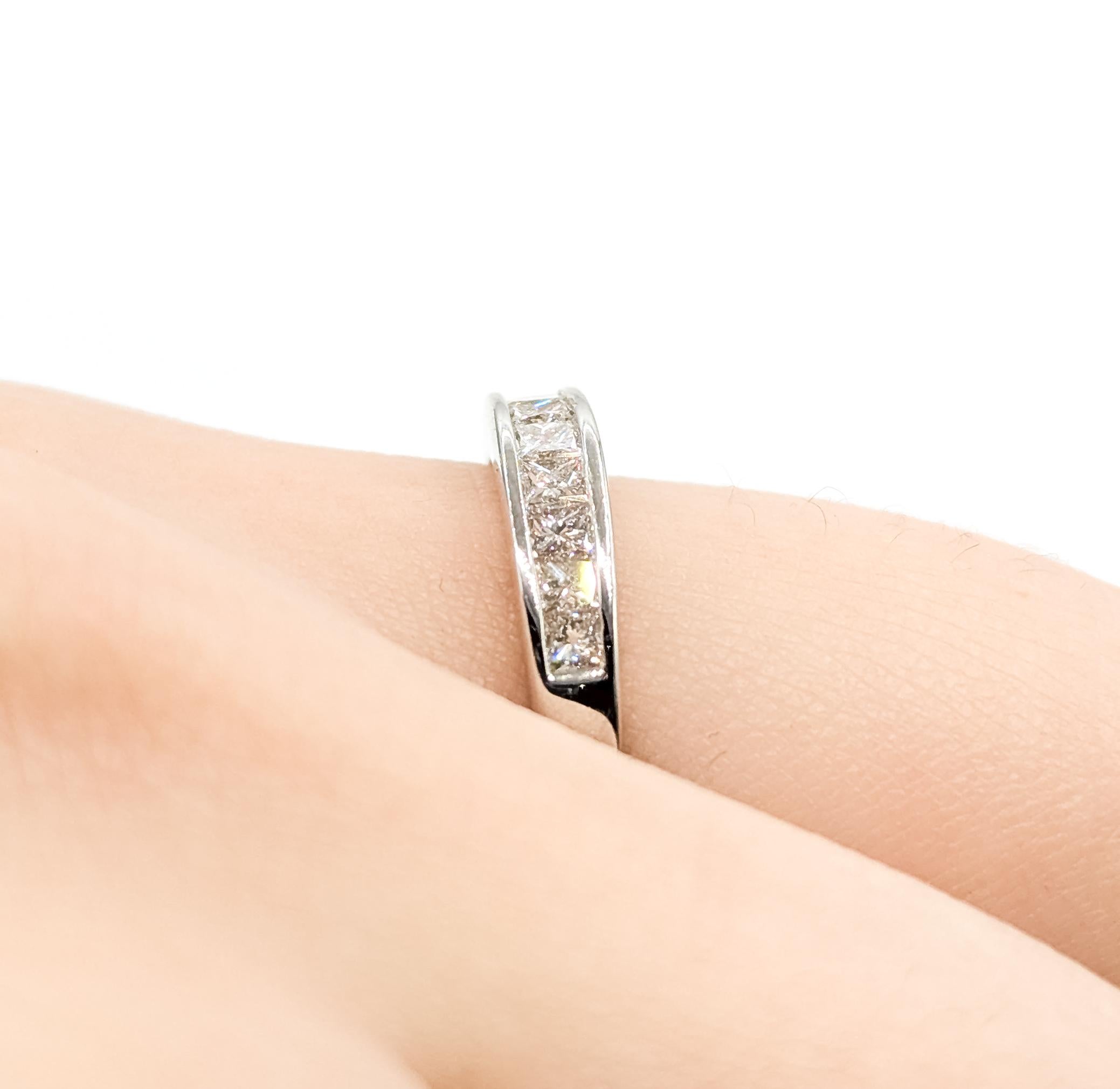 Taglio princess Anello a mezza eternità con diamante in oro bianco 14 carati in vendita