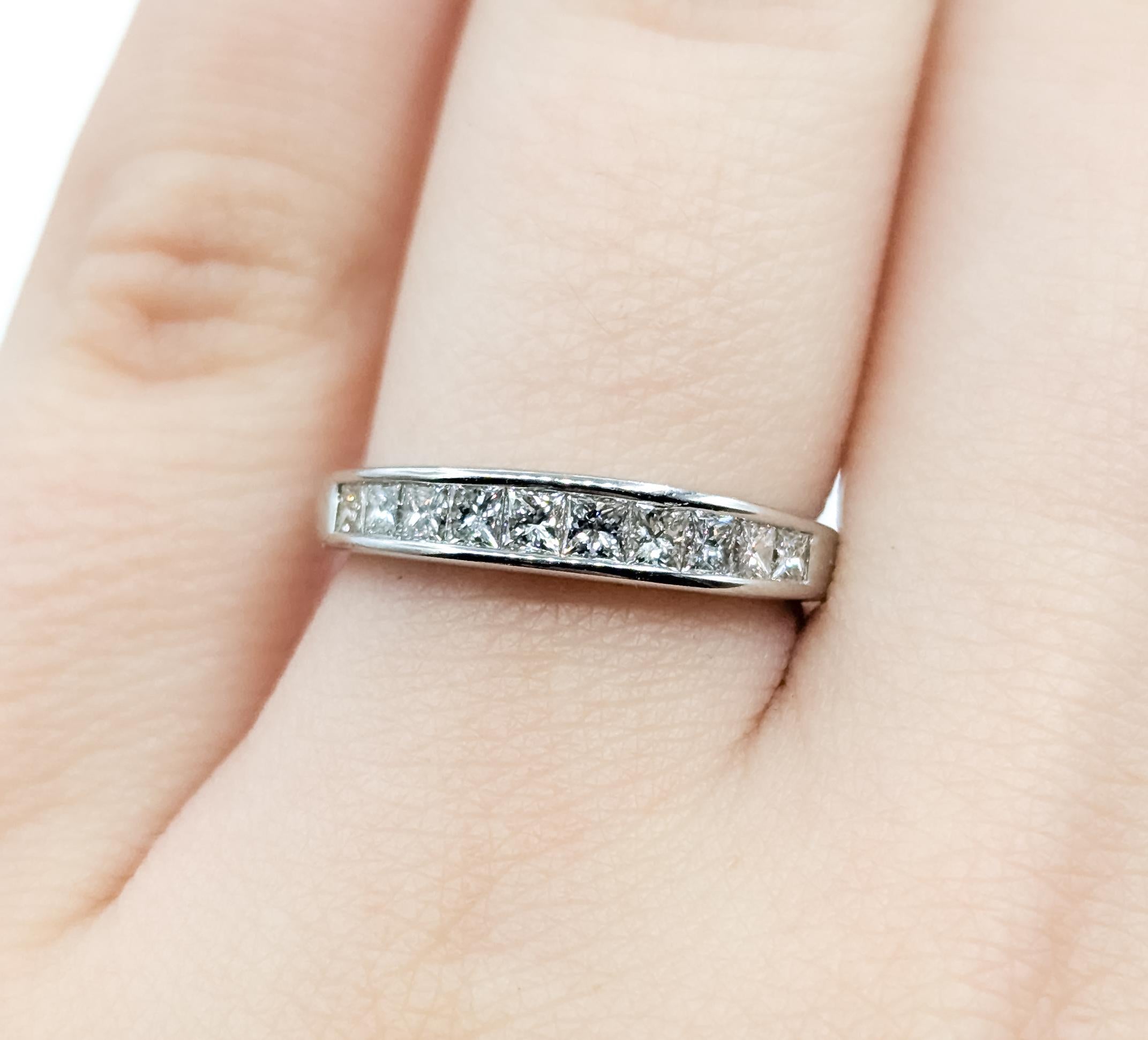 Donna Anello a mezza eternità con diamante in oro bianco 14 carati in vendita