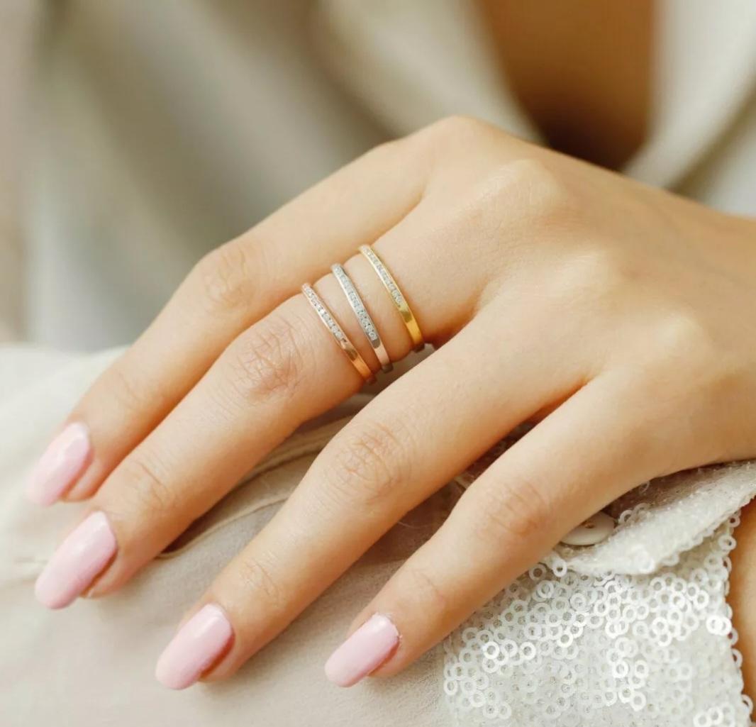 Art Déco Anello impilabile con diamante a mezza eternità in oro massiccio 14k Regalo di nozze. in vendita