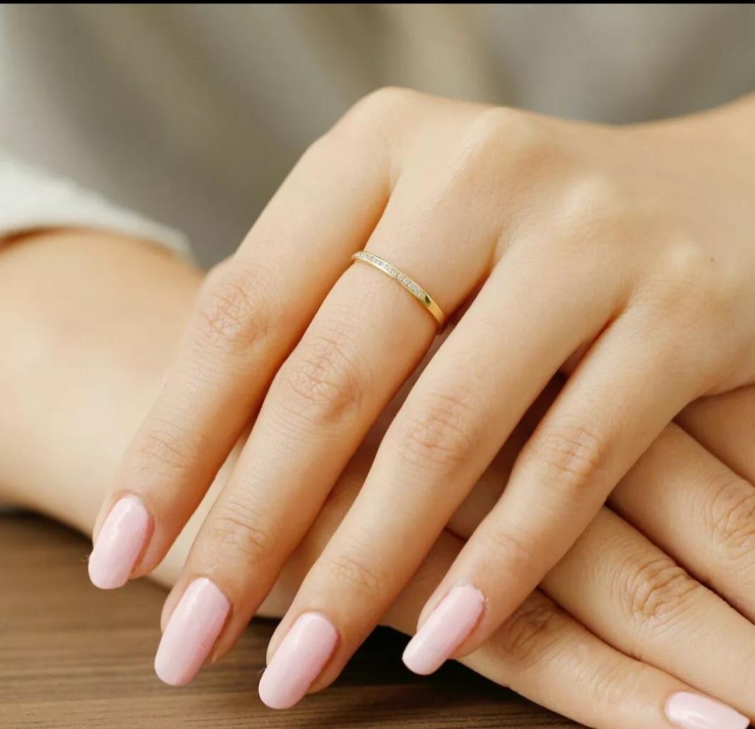Taglio rotondo Anello impilabile con diamante a mezza eternità in oro massiccio 14k Regalo di nozze. in vendita