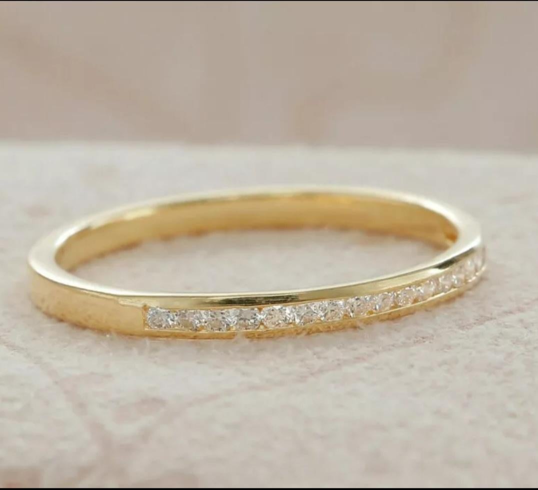 Anello impilabile con diamante a mezza eternità in oro massiccio 14k Regalo di nozze. in vendita 1