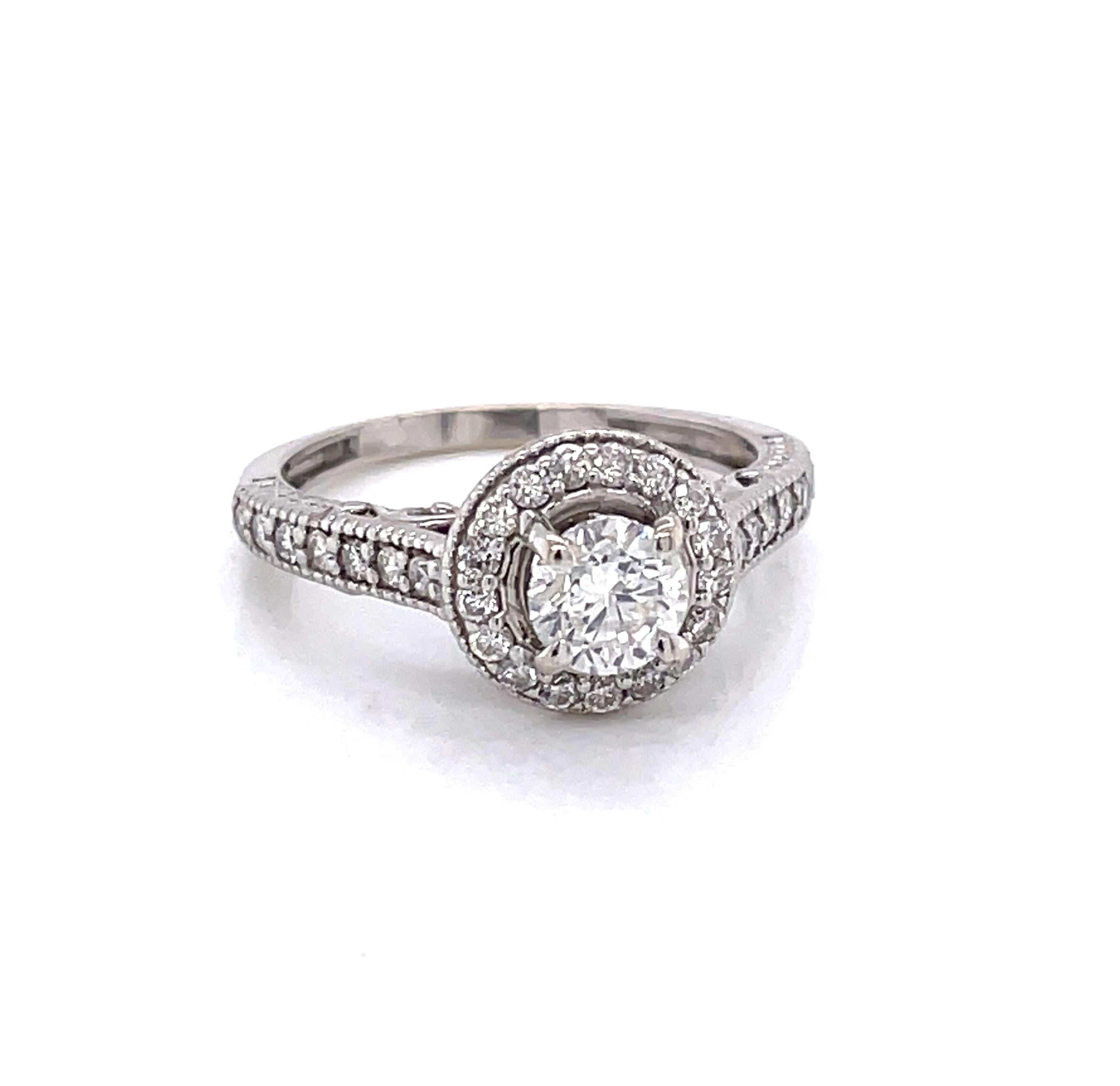 Verlobungsring aus 14 Karat Weißgold mit Diamant-Halo im Zustand „Hervorragend“ im Angebot in Mount Kisco, NY