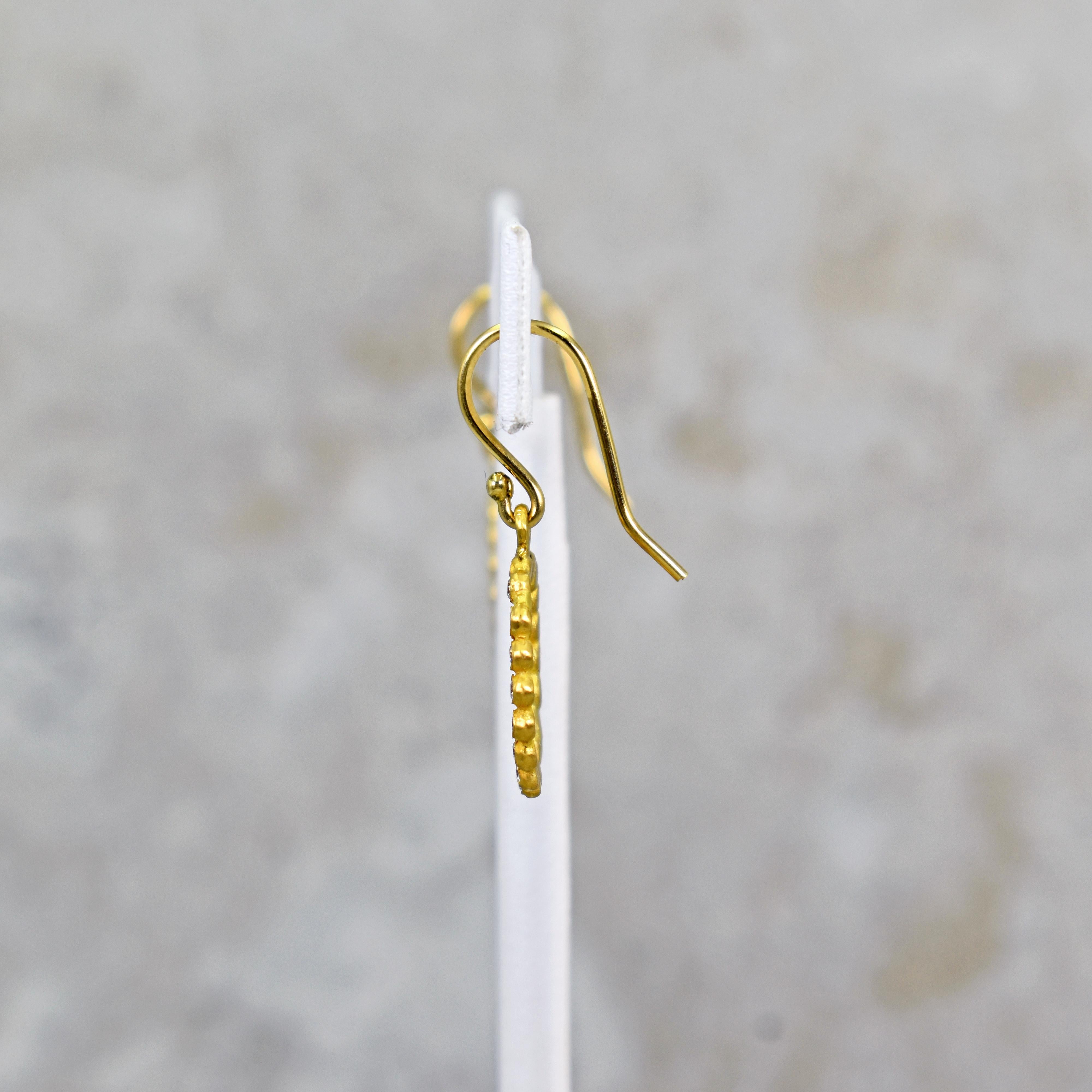 Contemporaneo Orecchini pendenti con diamante a raggiera in oro 22 carati in vendita