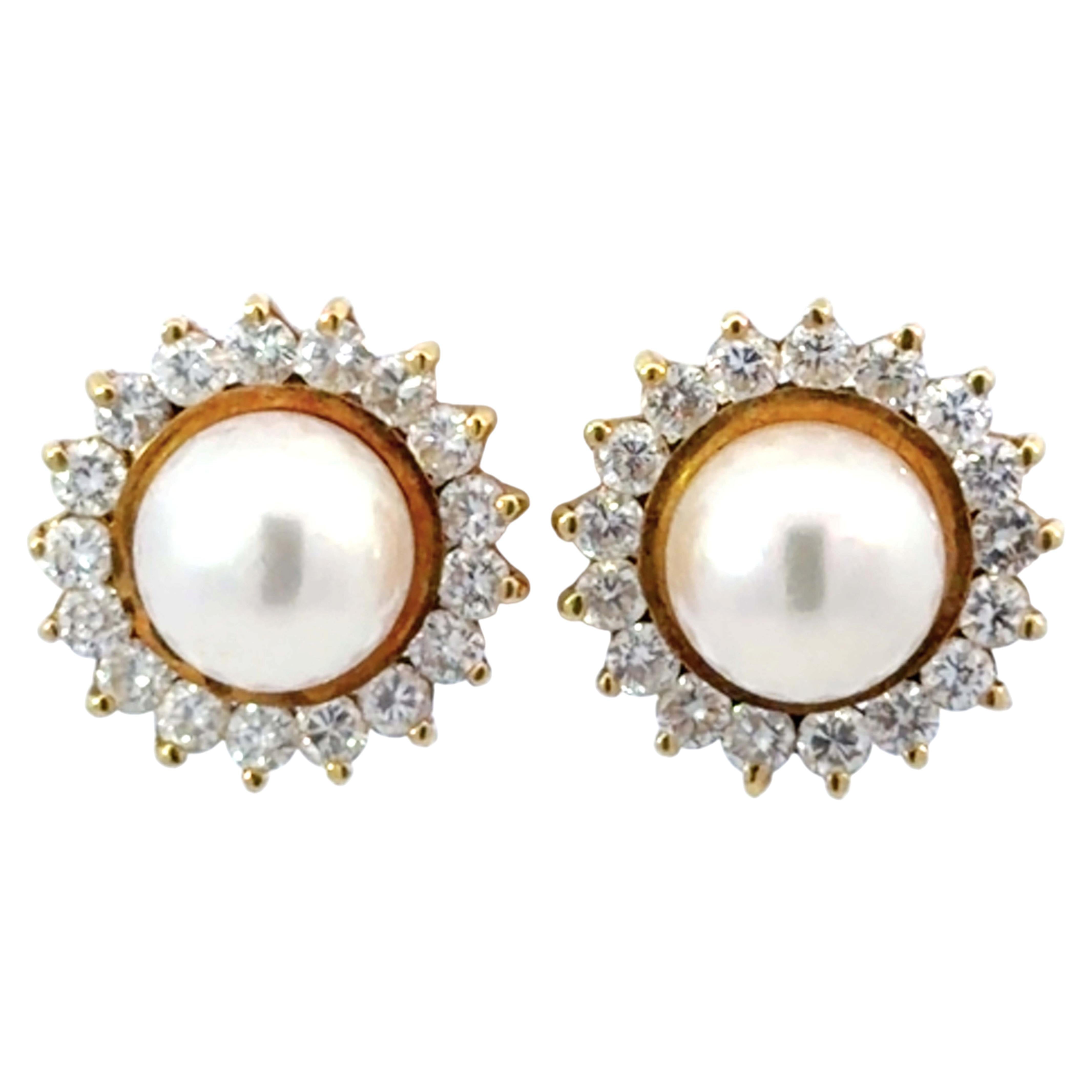 Pendientes de perlas Akoya con halo de diamantes, en oro amarillo de 14K en venta