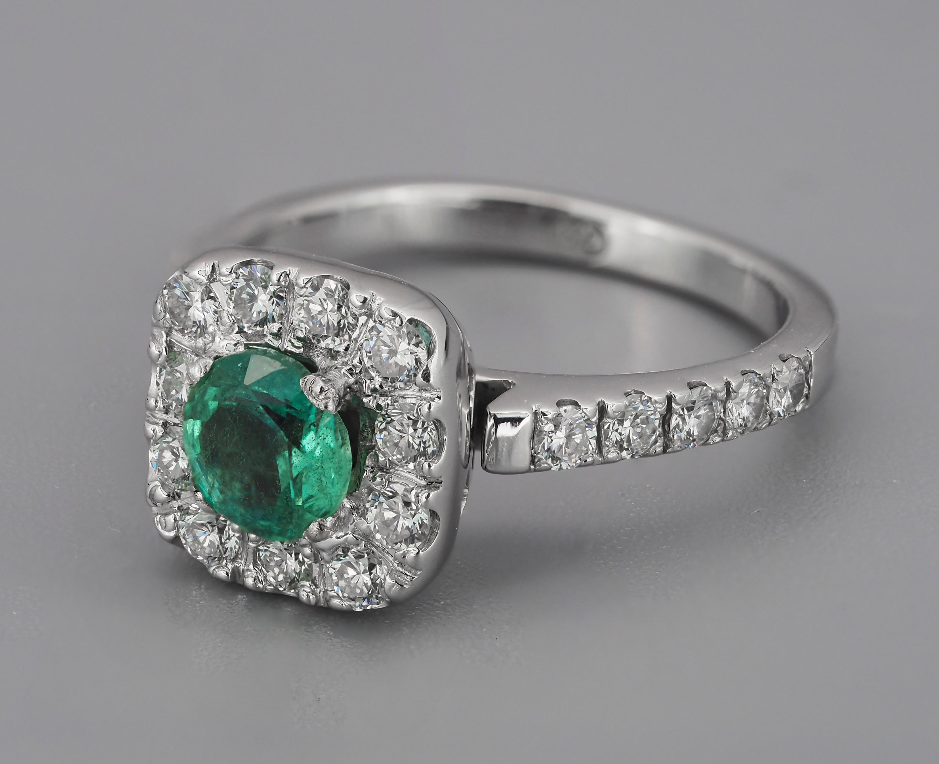 Round Cut Diamond Halo emerald 14k gold ring.  For Sale