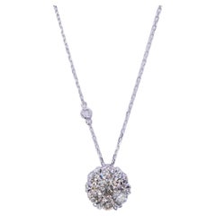 Collier chaîne station à pendentif en or blanc 18 carats avec fleur en forme de halo de diamants