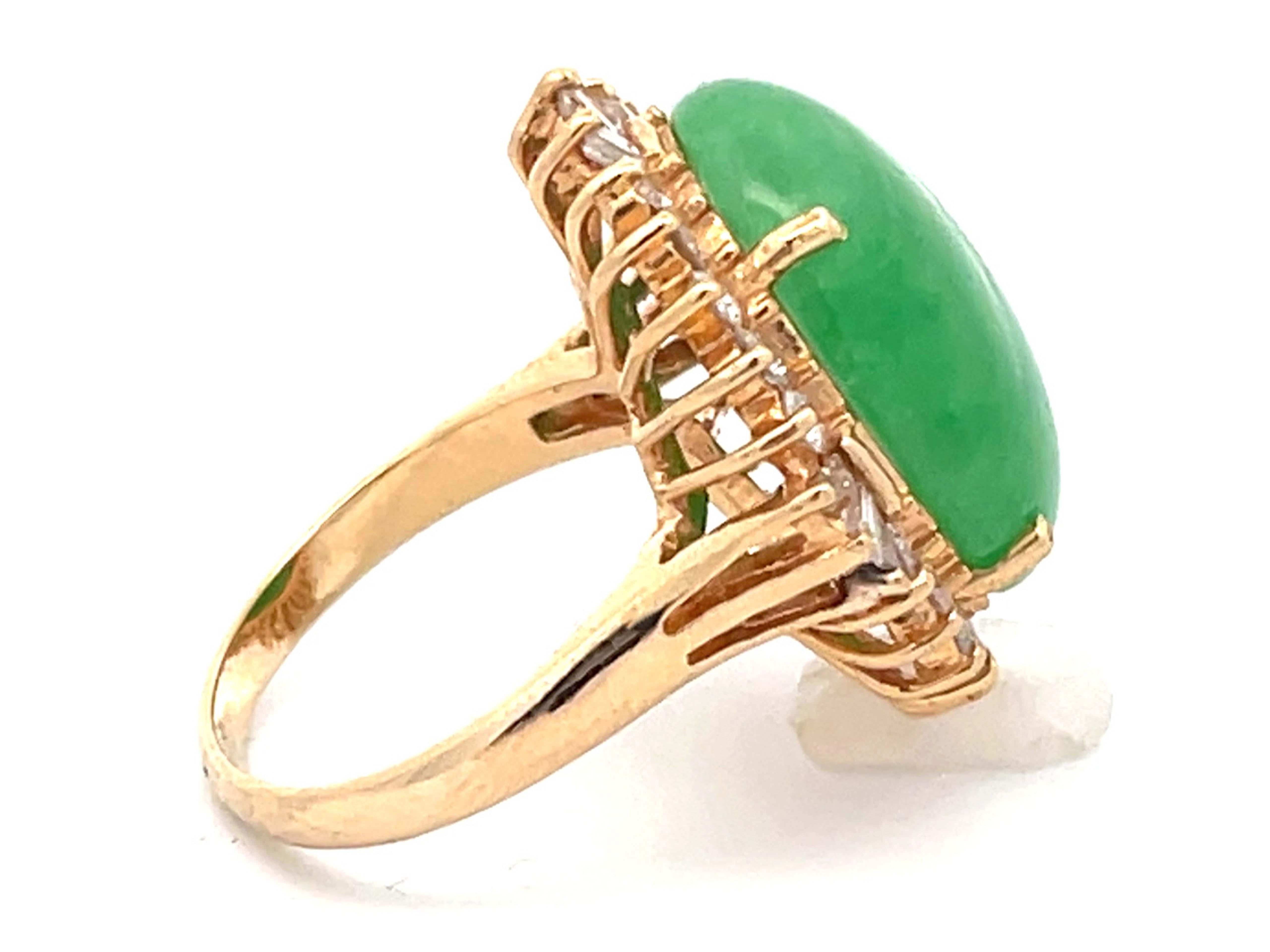 Diamond Halo Jade Ring in 18K Yellow Gold In Excellent Condition For Sale In Honolulu, HI