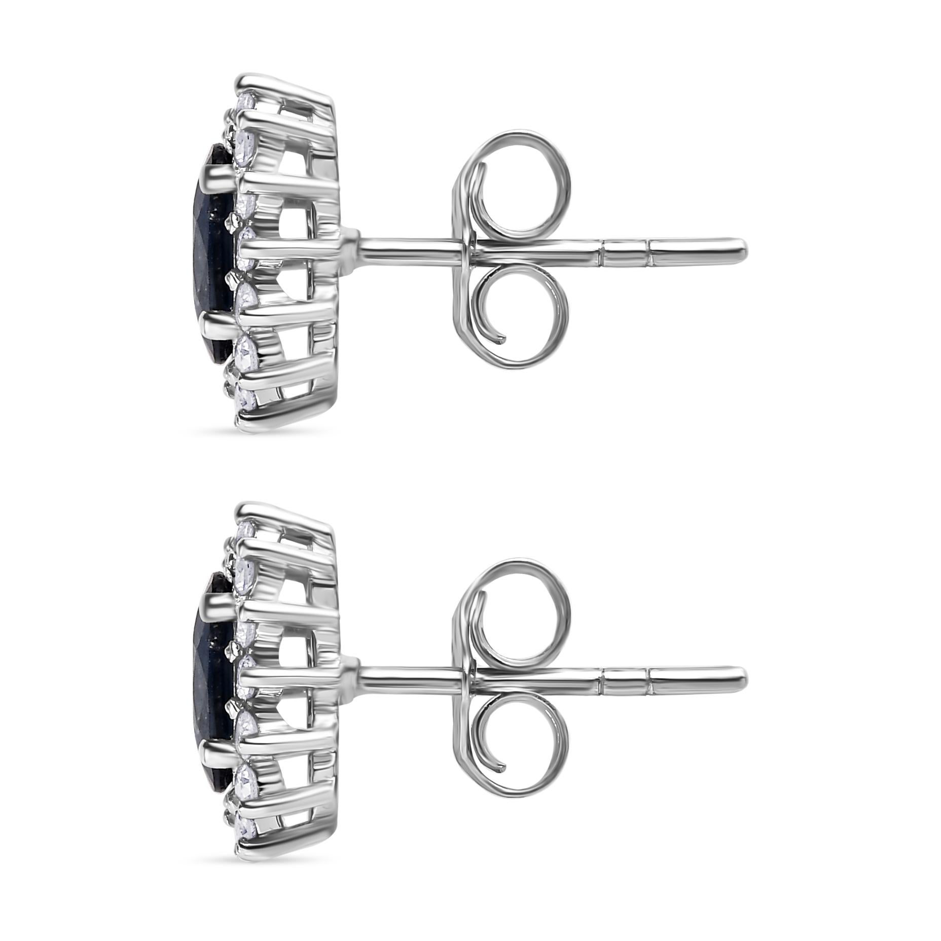 Moderno Orecchini a perno ovali con diamante e zaffiro blu naturale in oro bianco 14 ct. in vendita