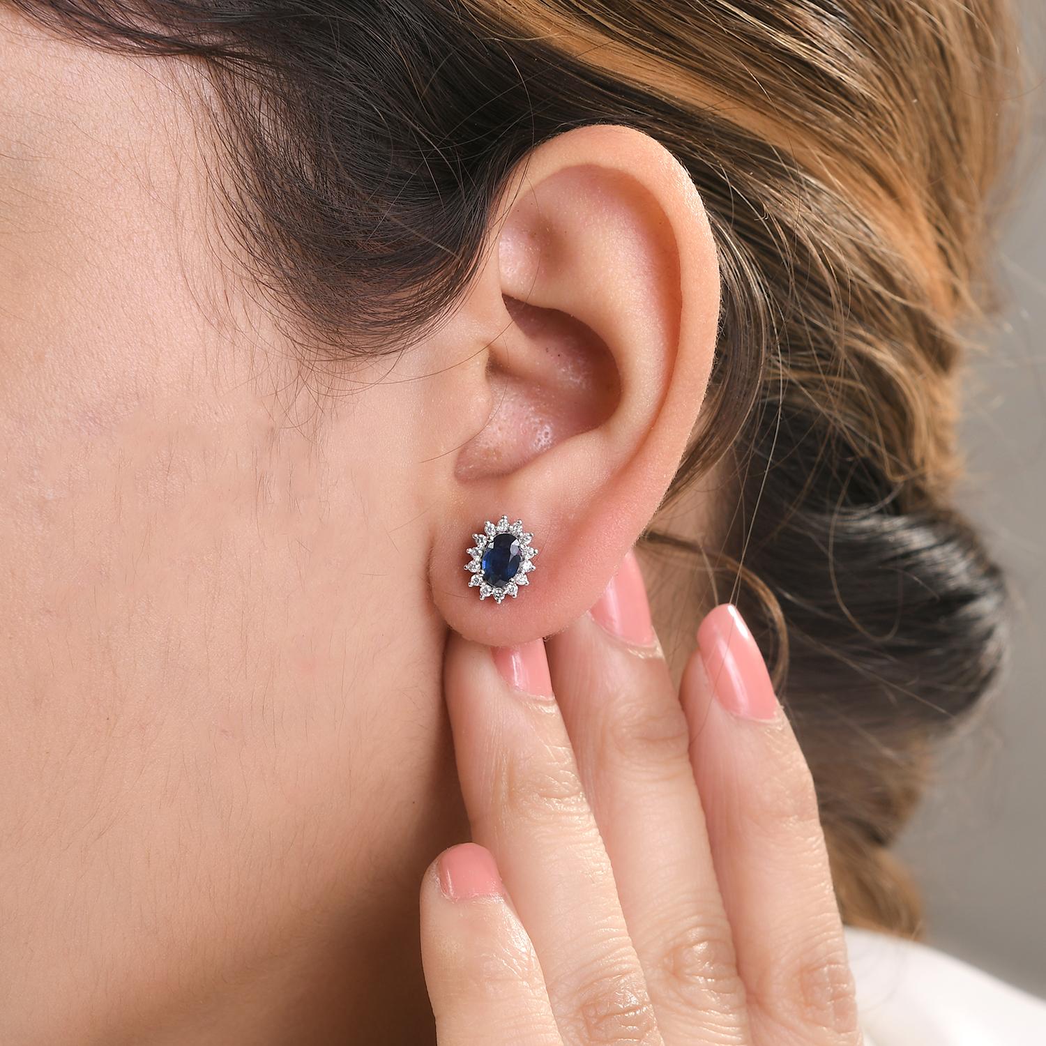 Taglio ovale Orecchini a perno ovali con diamante e zaffiro blu naturale in oro bianco 14 ct. in vendita