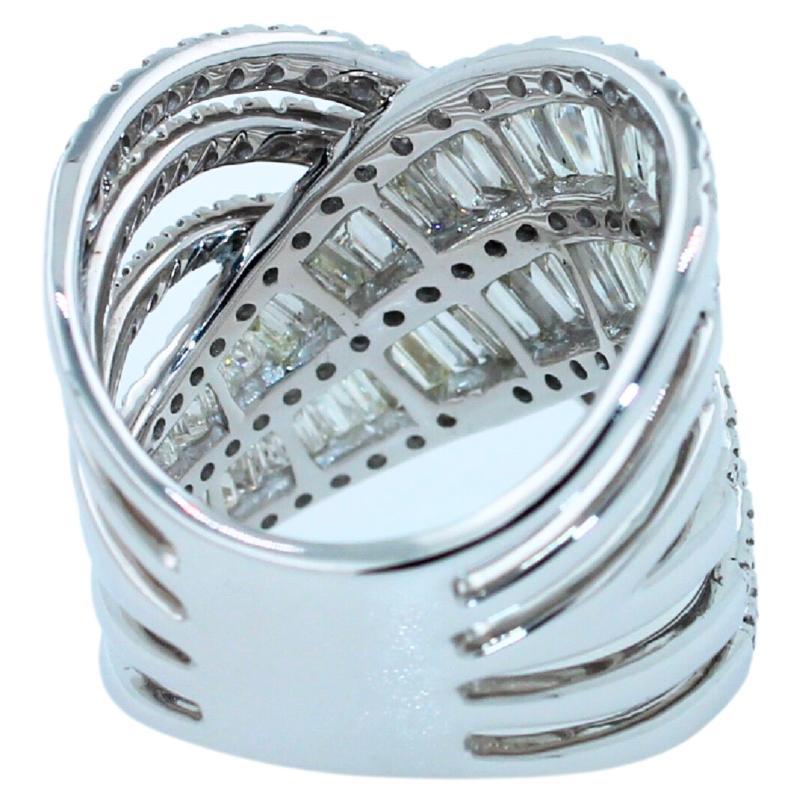 Art déco Bague cocktail en or blanc 18 carats avec halo de diamants en forme de vague pavé et baguette en vente