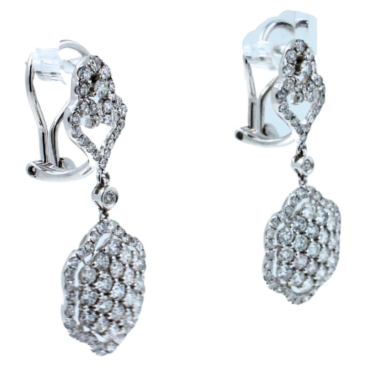 Boucles d'oreilles pendantes en or blanc 18K avec halo de diamants et pavé de trèfles.
Or blanc 18 carats
Diamants 2.50 ctw Qualité G/VS

