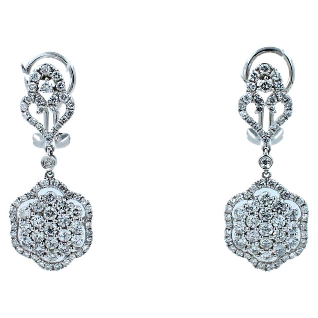 Moderne Boucles d'oreilles pendantes en or blanc 18K avec halo de diamants et pavé de trèfles. en vente