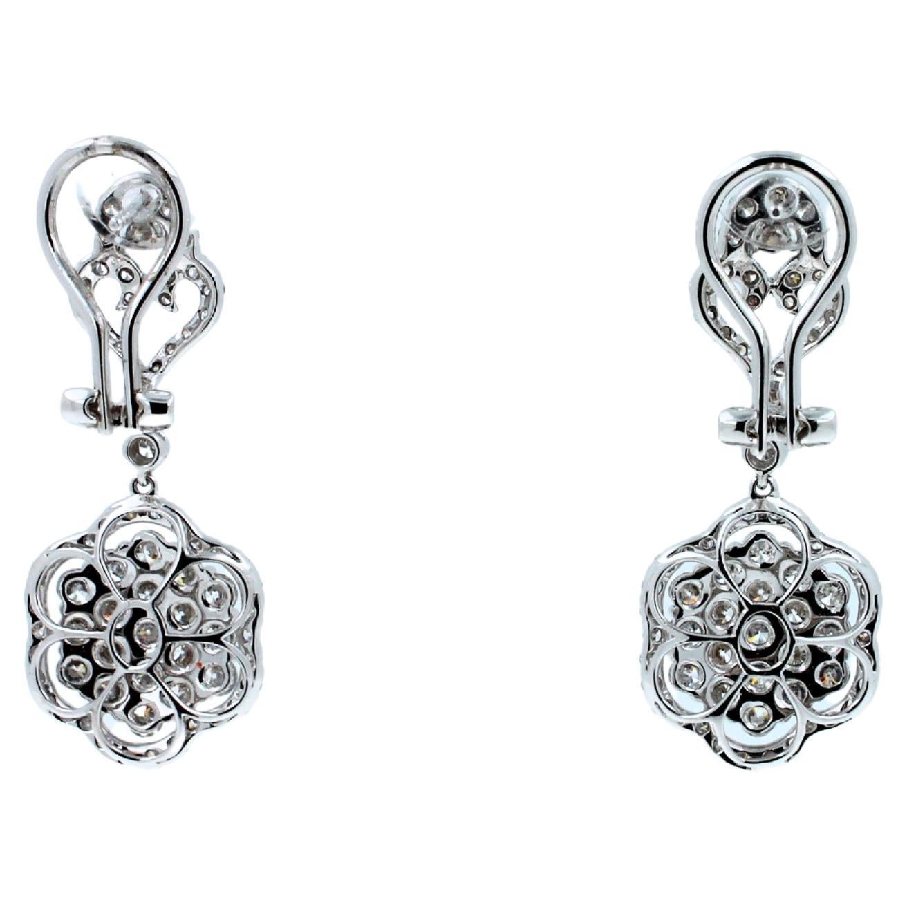 Taille ronde Boucles d'oreilles pendantes en or blanc 18K avec halo de diamants et pavé de trèfles. en vente