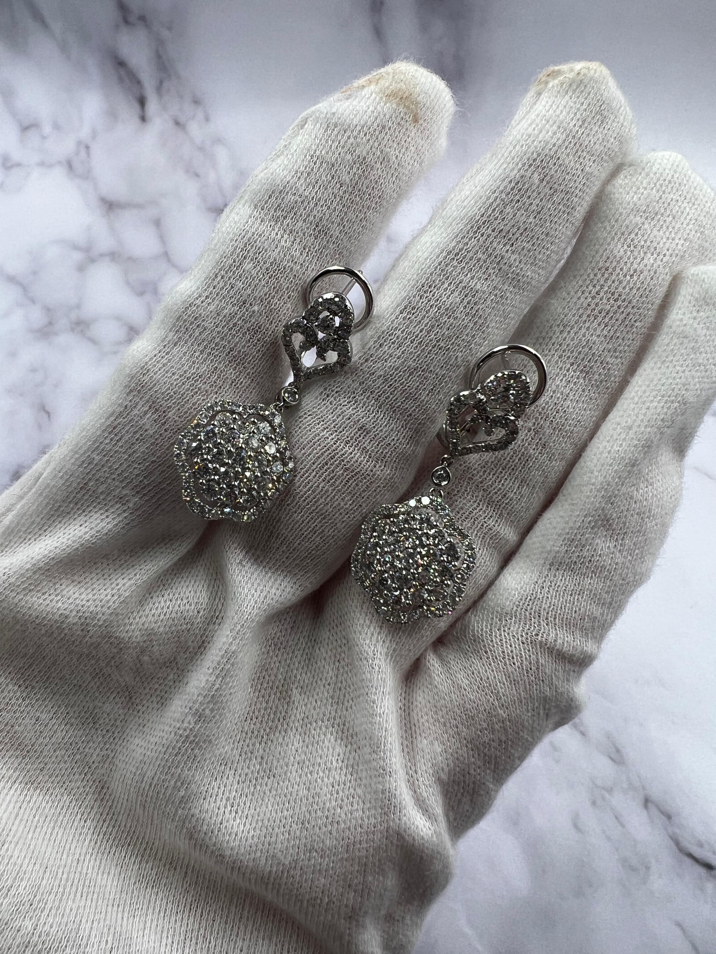 Boucles d'oreilles pendantes en or blanc 18K avec halo de diamants et pavé de trèfles. Neuf - En vente à Oakton, VA