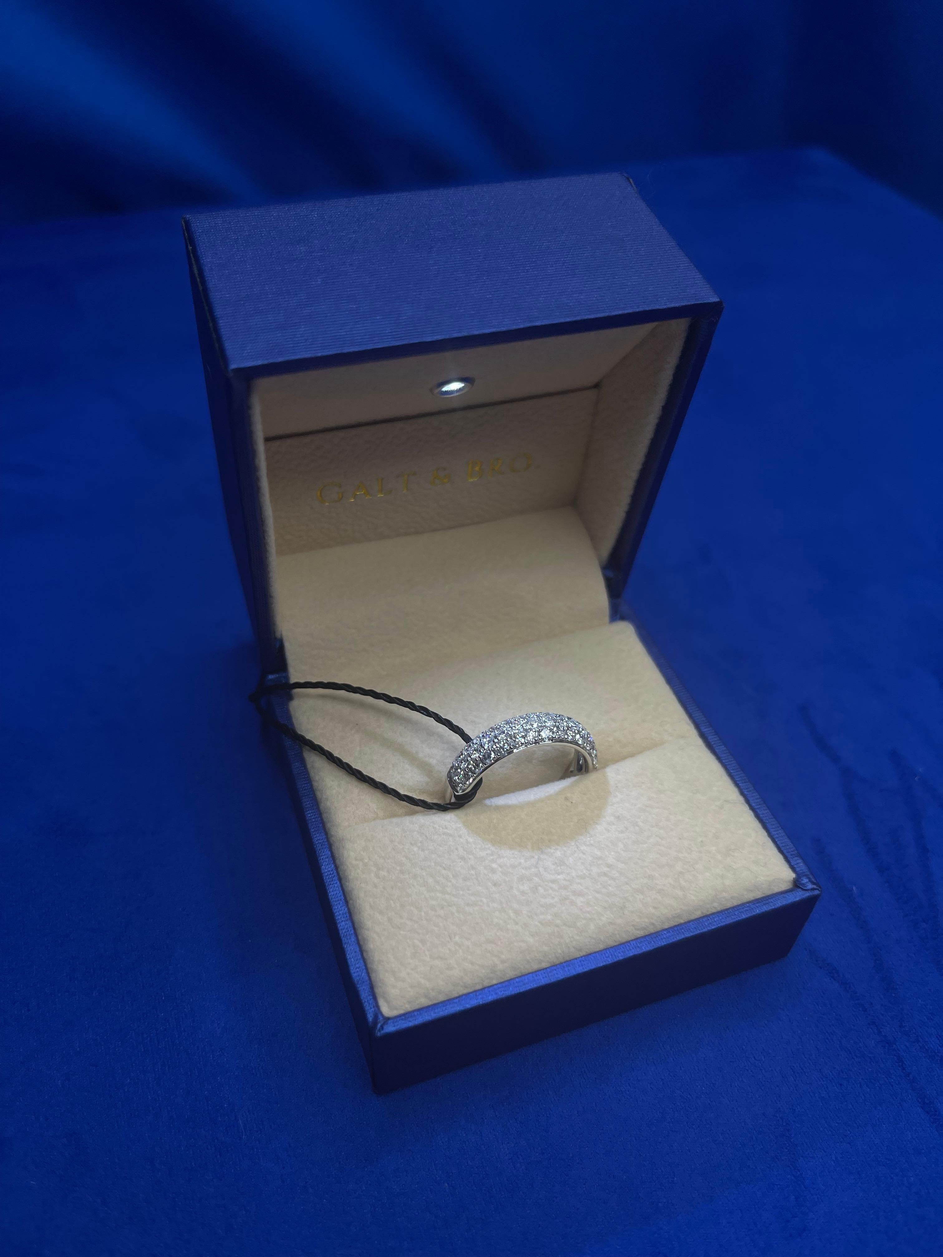 1 Karat Diamant Halo Pave Medium Stapelbarer Hochzeitsring aus Weißgold im Angebot 1