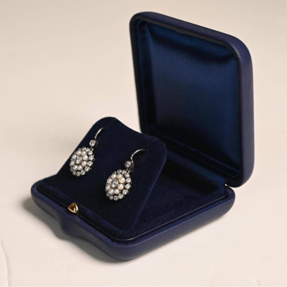 Art déco Boucles d'oreilles en platine avec diamants (environ 0,60 carat), perles en vente