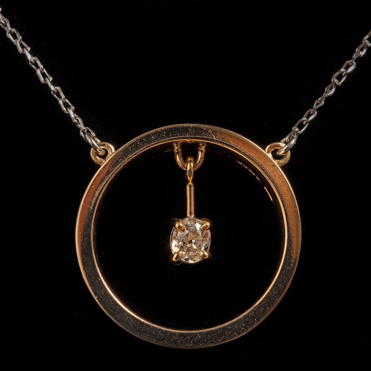 Una pieza única dentro de nuestra cuidada colección de alta joyería Vintage & Prestige: Un regalo perfecto para ella, este colgante con halo de diamantes está engastado en oro blanco de 9 quilates, mide 430 mm y el colgante 20 mm de ancho. Diamantes