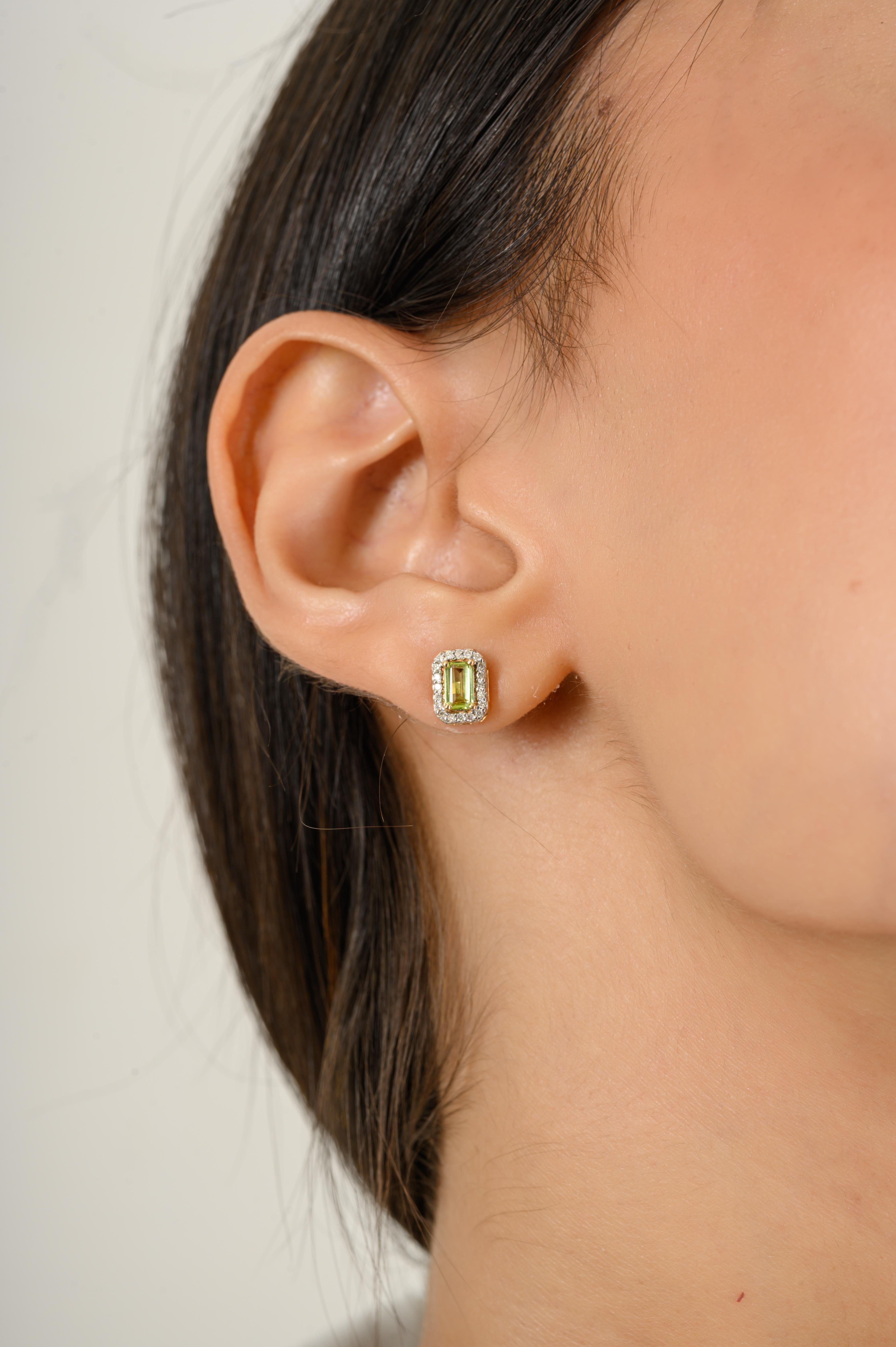 Delicados pendientes de peridoto con halo de diamantes para ella, de oro de 14 quilates, para que destaques con tu look. Necesitarás pendientes de tachuelas para marcar la diferencia con tu look. Estos pendientes crean un aspecto resplandeciente y