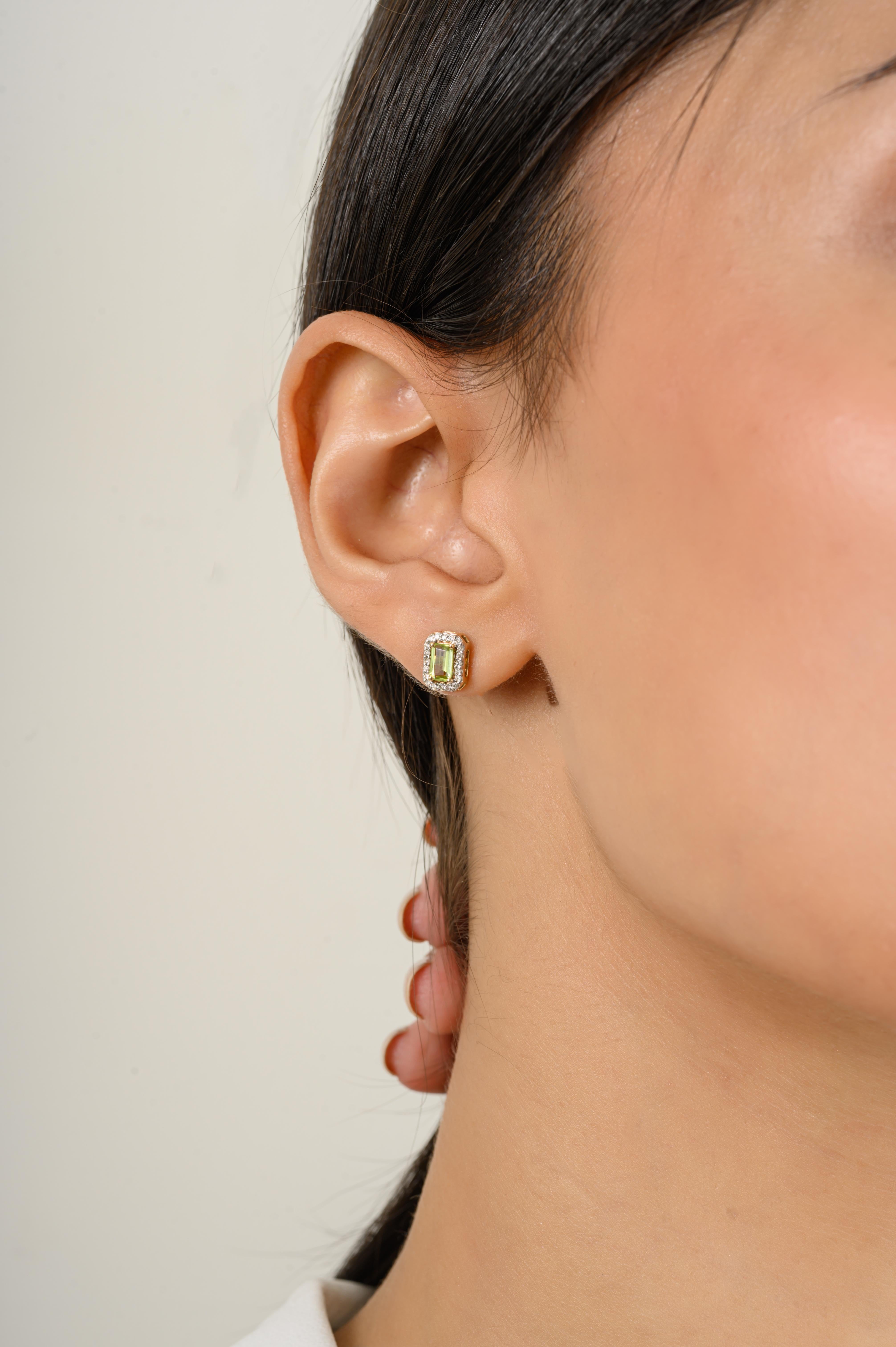 Halo de diamantes Peridoto Delicados pendientes para ella en oro amarillo macizo de 14k Corte baguette en venta