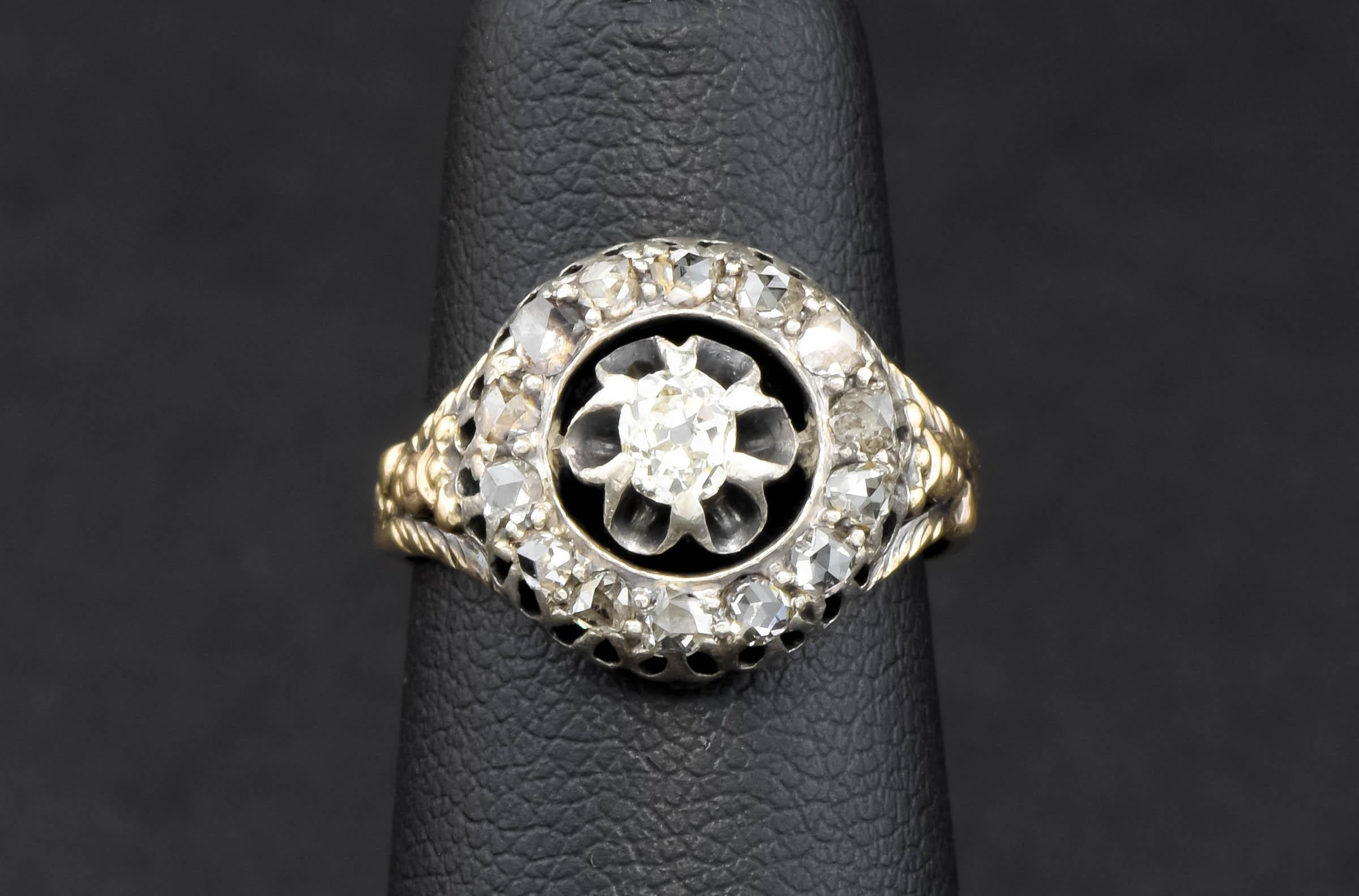 Une très charmante bague de style géorgien tardif/début victorien avec un halo de diamants - cette bague est presque certainement d'époque et fabriquée en Europe avec des diamants anciens. Le style et les détails sont magnifiques, même s'il ne