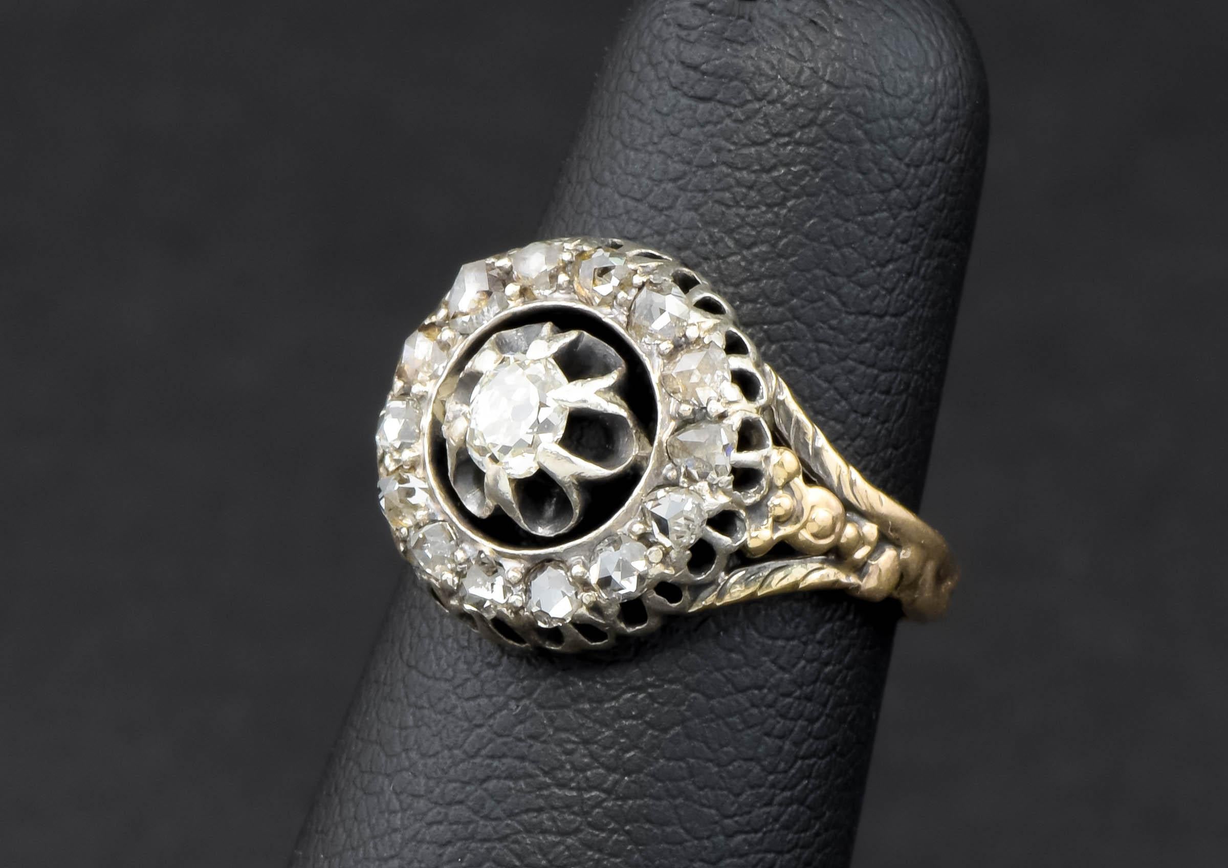 Début de l'époque victorienne Bague halo de diamants en or et argent 14 carats - vieille mine et diamants taille rose avec boîte en vente