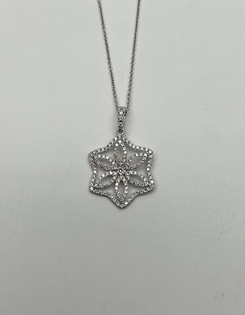 Un superbe collier à pendentifs en diamants. Il présente un délicat motif en forme de flocon de neige orné de diamants blancs, totalisant 0,43 carats. Le motif complexe présente un motif floral central entouré d'un contour étincelant. Réalisé en or