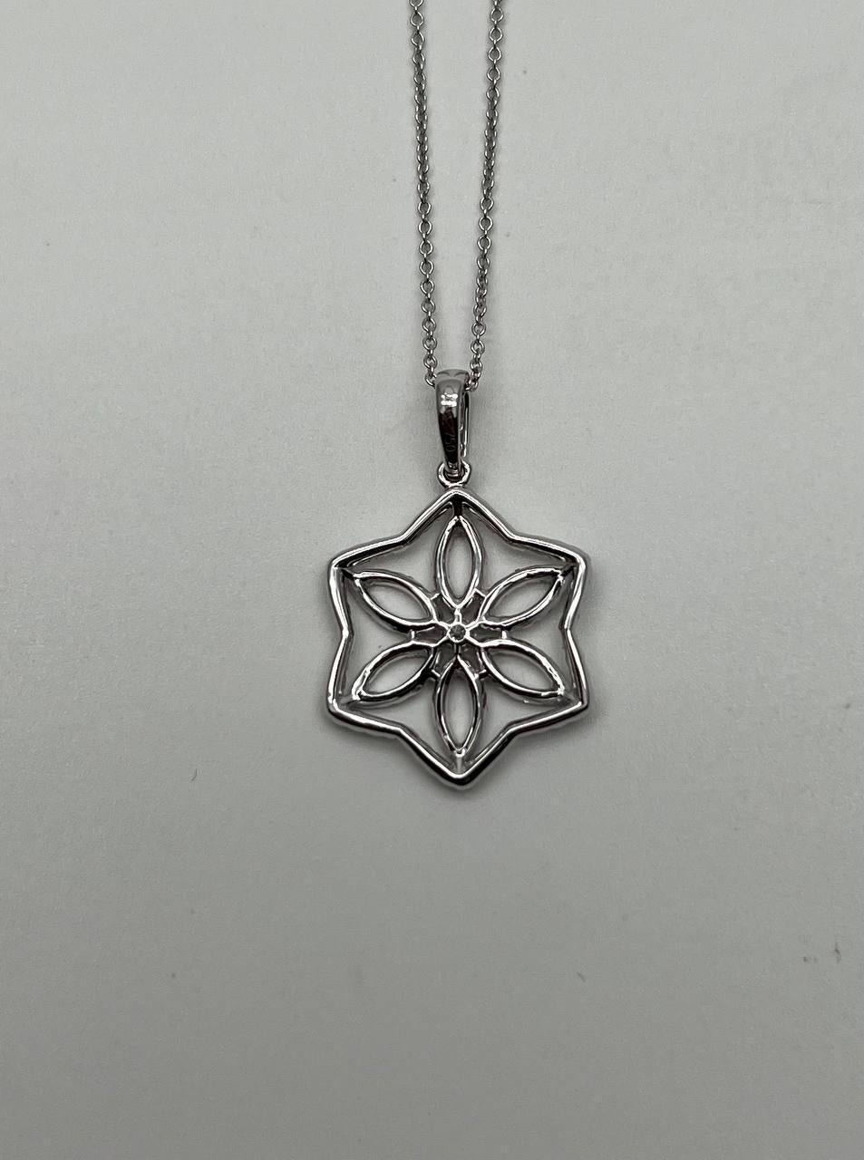 Taille mixte Chaîne collier pendentif en or blanc 18 carats serti d'un halo de diamants à motif de flocons de neige en vente