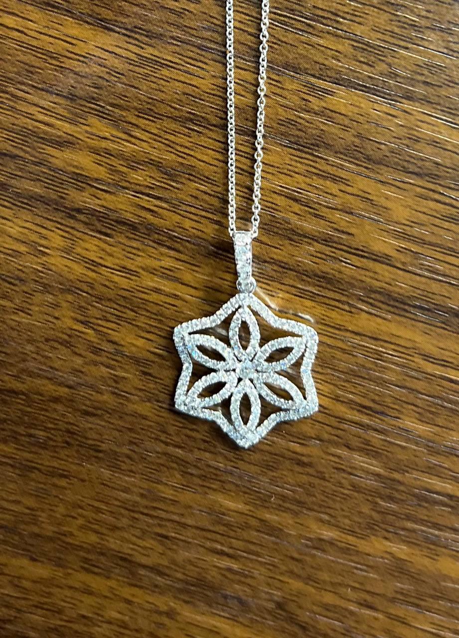 Chaîne collier pendentif en or blanc 18 carats serti d'un halo de diamants à motif de flocons de neige Pour femmes en vente